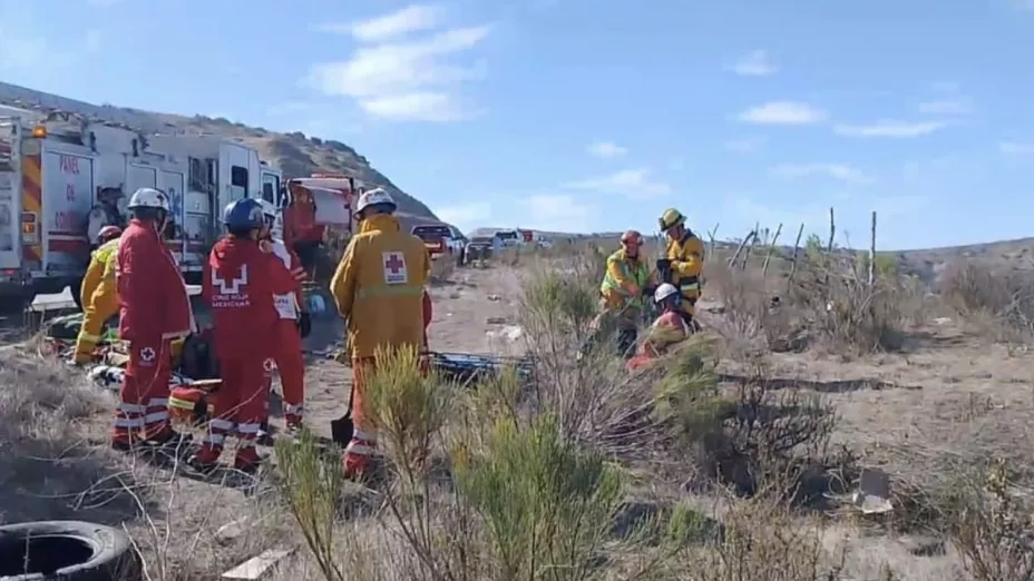 Mujer desapareció el sábado y fue rescatada hoy 3 de febrero de 2025 tras caer a un barranco en Rosarito