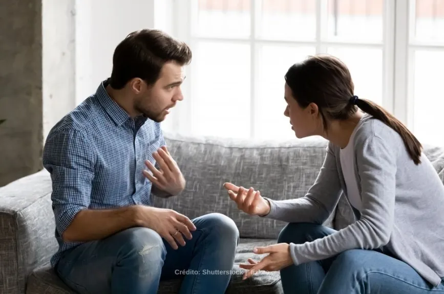 Pareja discutiendo sillón.jpg