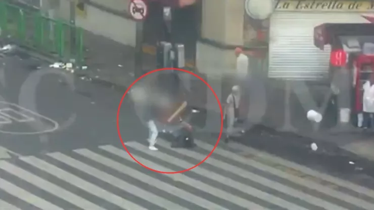 VIDEO: Hombre es golpeado con un palo por su hermano en el Centro CDMX