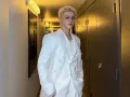 Este momento trascendental fue compartido en las redes sociales de JUST B, acompañada del hashtag #ProudofBain, reflejando el respaldo de sus compañeros y seguidores .