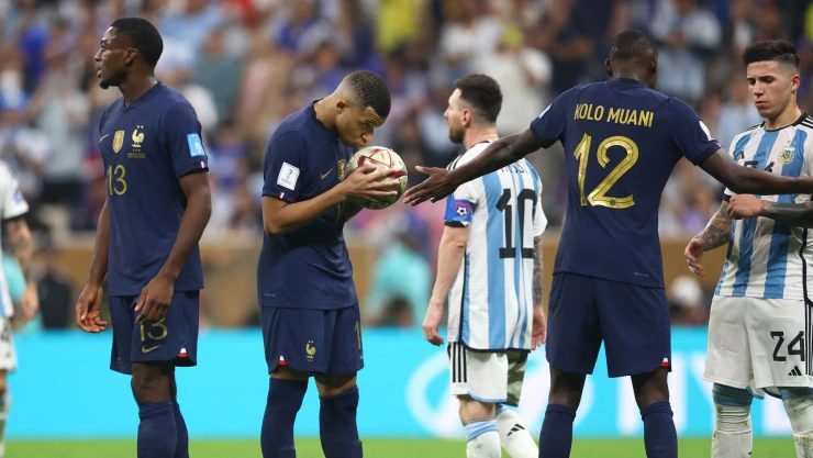 Mbappé besa el balón... oportunidad para empatar el juego