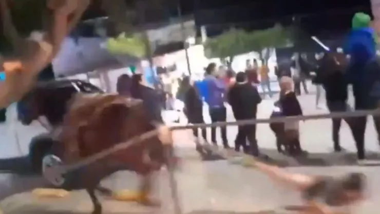 Mujer arrastrada por caballo