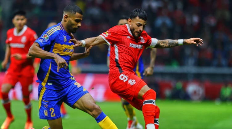 Alexis Vega ante Tigres