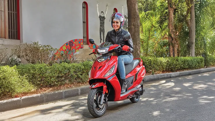 Mujeres eligen a la motocicleta como transporte y herramienta laboral en México