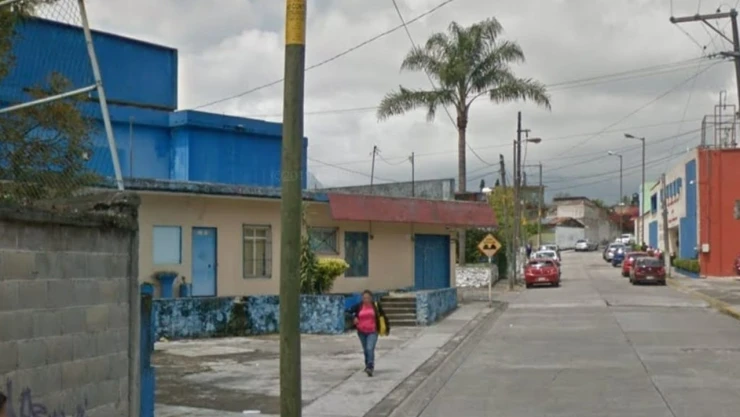 Hombre sufre caída desde el techo de escuela en Orizaba