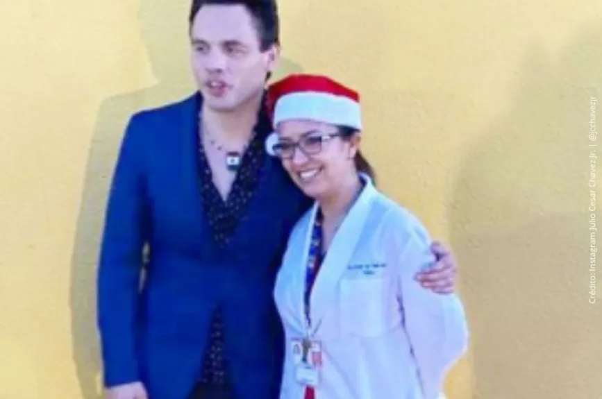 Julio Cesar Chavez Jr. posando con una fan..jpg