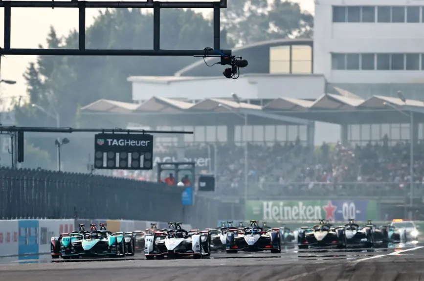 El Neozelandés, Mitch Evans se mantuvo a la cabeza después de 45 minutos de carrera durante el E-Prix de la Fórmula E 2020.