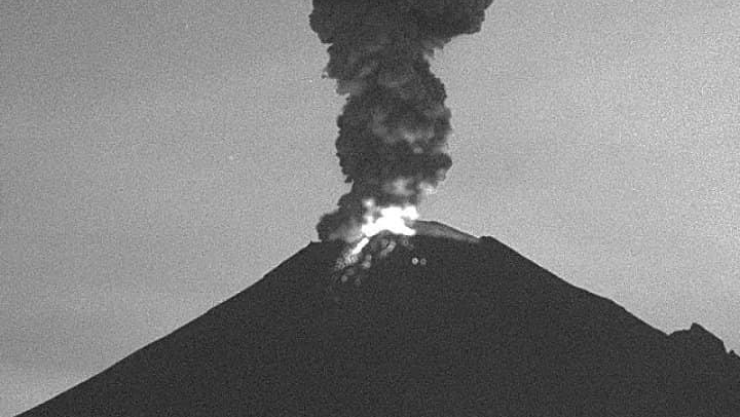 Popocatépetl emite explosión con material incandescente