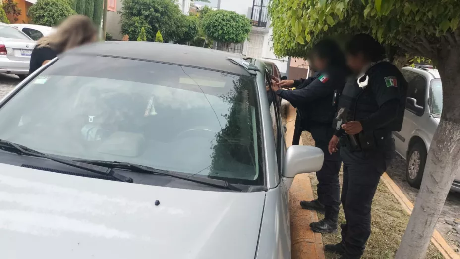Rescate niño encerrado auto Celaya