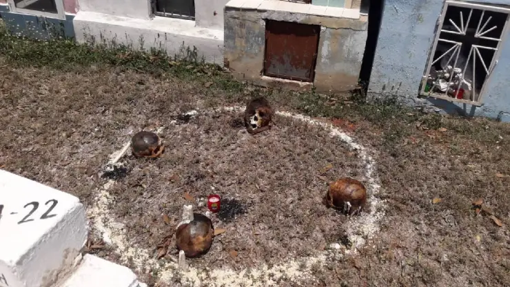 Reportan presunta brujería en panteón de Tecoh, FOTO