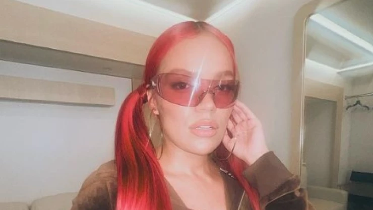 VIDEO - Karol G tiene increíble respuesta tras recibir regalo de un fan