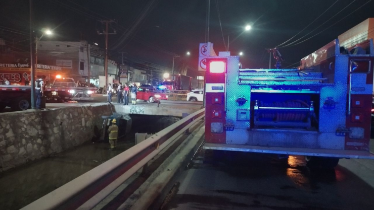 Carro cae al río en La Luz y libramiento Morelos 27 de enero 2025.png
