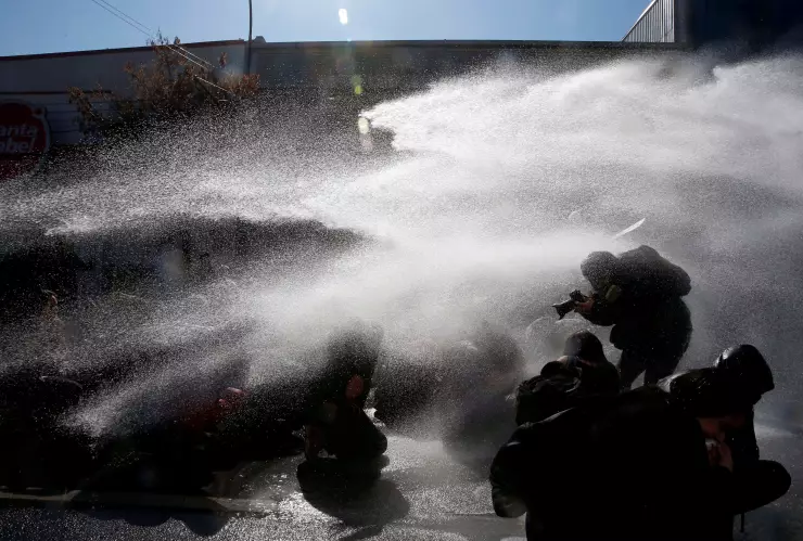 Policía dispersa a manifestantes en Chile