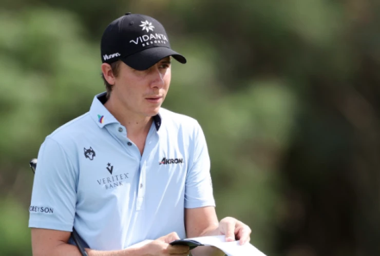 Carlos Ortiz está a cuatro golpes del liderato en Maui, Hawái.