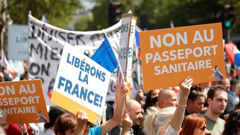 Francia exige libertad y el cese de restricciones por COVID.