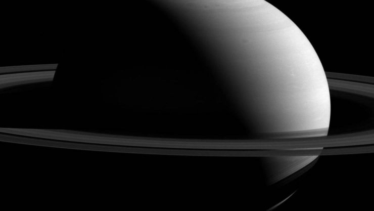 Descubren agua en Saturno.
