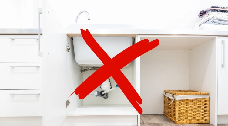Qué hacer con el espacio debajo del lavabo: 5 soluciones que parecen de hotel