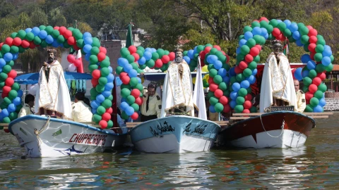 Celebración Reyes Magos montados en lancha en Laguna de Cajititlán