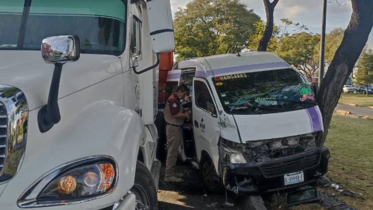 Tráiler embiste a combi en calzada Ignacio Zaragoza en CDMX