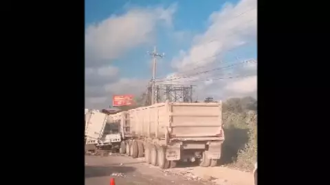 Reportan tráfico en carretera Puerto Morelos- Playa del Carmen tras choque de camiones de carga