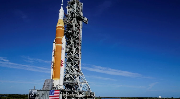 El cohete lunar de próxima generación de la NASA, el Sistema de Lanzamiento Espacial (SLS), con la cápsula tripulada Orión, se dirige a la plataforma de lanzamiento en el Centro Espacial Kennedy en Cabo Cañaveral, Florida, EE. UU., el 17 de enero de 2026.