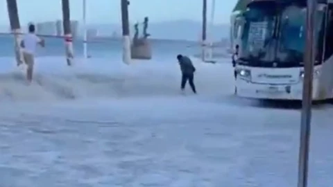 VIDEOCaptan furia del huracán Priscilla; el mar se sale e inunda calles en Puerto Vallarta, Jalisco. En la imagen se observa cómo ingresa el mar a las calles de Puerto Vallarta tras el paso del fenómeno natural.