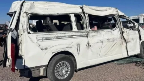 Vuelca camioneta en carrtera Juárez