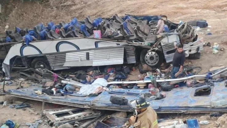 Volcadura de autobús deja 14 muertos