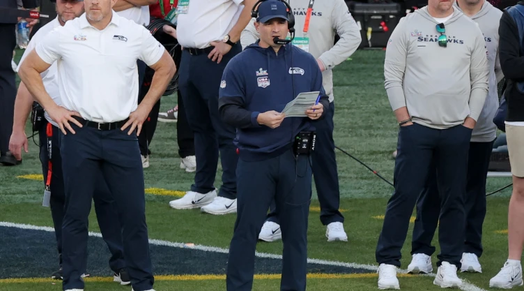 El coach de los Seattle Seahawks, Mike Macdonald, fue bañado con Gatorade color amarillo
