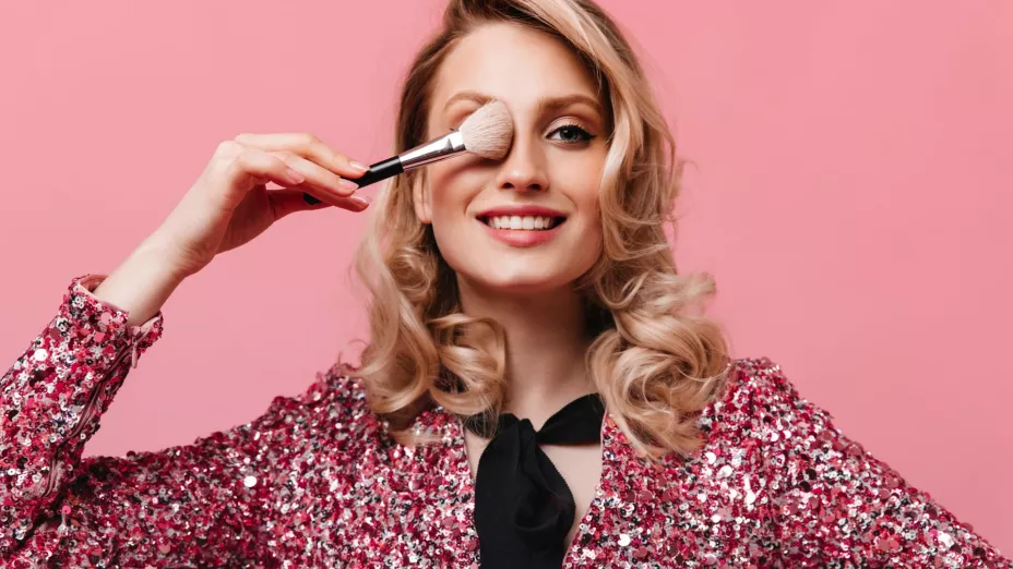 ¿Por qué las mujeres se maquillan mucho? La psicología responde