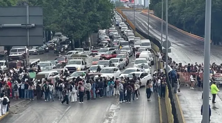 Estudiantes del IPN protestan: toman Canal Once y cierran Circuito Interior en Ciudad de México