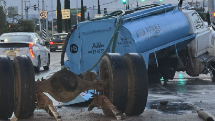 Accidente en Carretera a Tlacote, Pipa de agua termina sin eje trasero