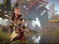 Aloy, protagonista de Horizon Zero Dawn, es una cazadora en un mundo post-apocalíptico dominado por criaturas mecánicas. Su historia de origen y determinación la han convertido en un referente de heroína moderna.
Crédito: Sony Interactive Entertainment