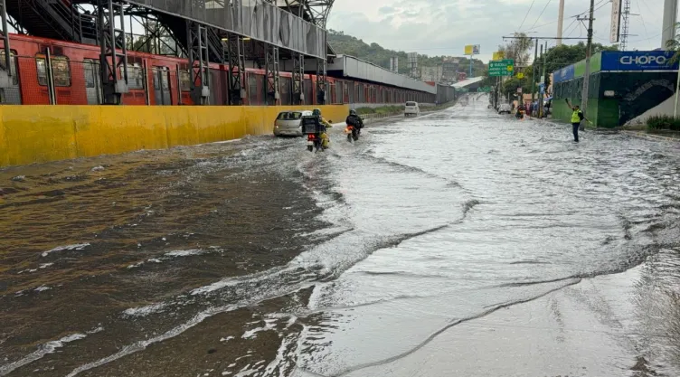 Inundaciones en Circuito Interior y Oceanía asfixian el paso al AICM