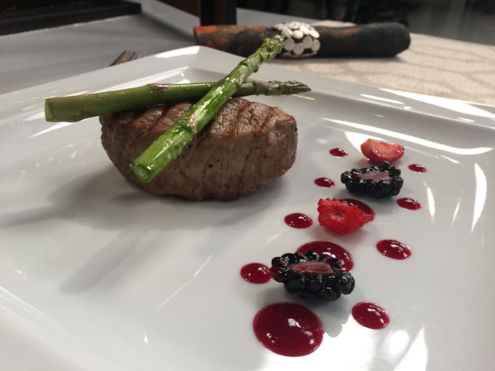 Medallones de res con salsa de vino tinto y frutos rojos