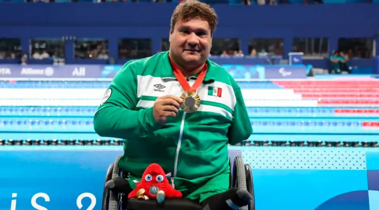 Arnulfo Castorena con su medalla de oro en París 2024.jpg