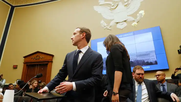 Dice Zuckerberg que hasta sus datos fueron compartidos inapropiadamente