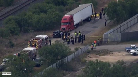 Hallan cadáveres de 42 migrantes en un tráiler abandonado en Texas