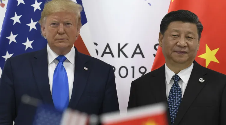 El presidente Donald Trump posa para una foto con el presidente chino Xi Jinping durante una reunión paralela a la cumbre del G20 en Osaka, Japón. Imagen, AP.
