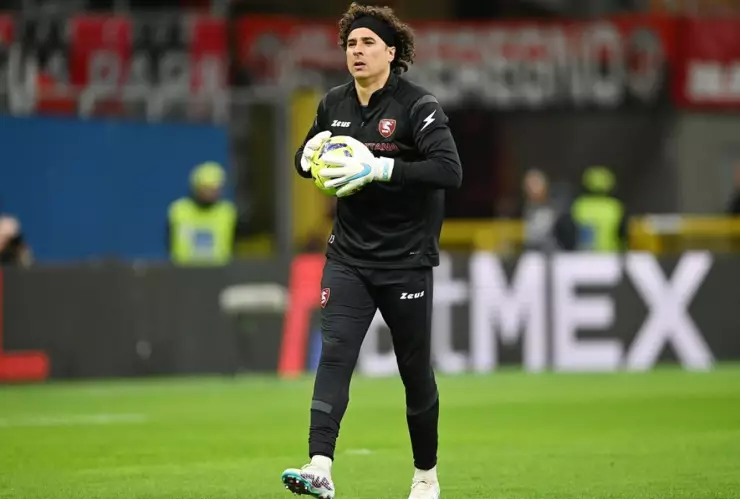 Guillermo Ochoa, portero del Salernitana