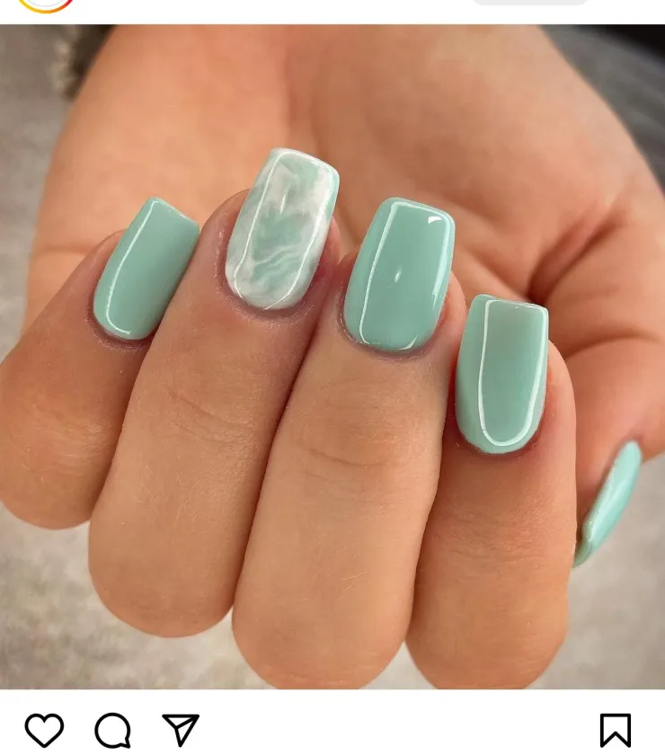 Cómo llevar las uñas aguamarina para lucir elegante en verano 2026