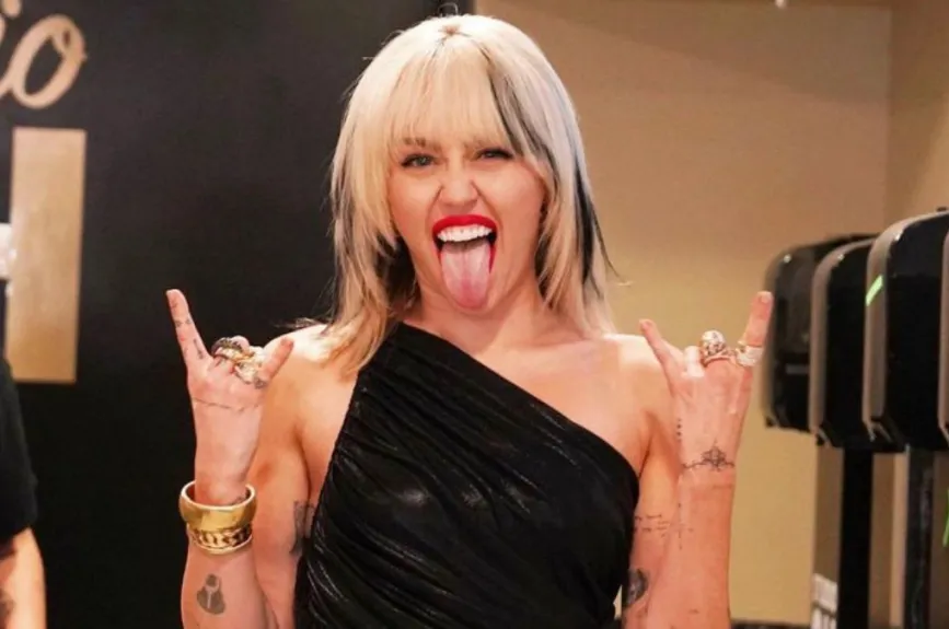 Miley sacando la lengua.jpg