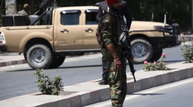 Talibanes reclaman autoría de ataque suicida en Kabul