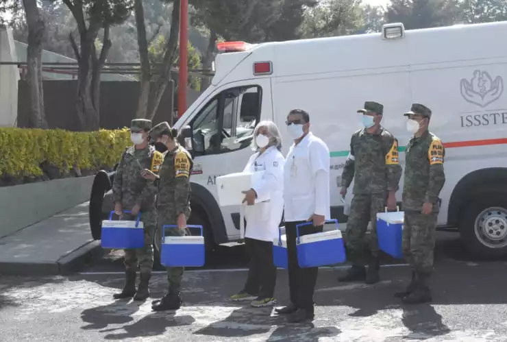 La Secretaría de Salud informó que inició con la aplicación de la vacuna contra la COVID-19 a personal de salud de hospitales privados que atienden a personas con esta enfermedad.