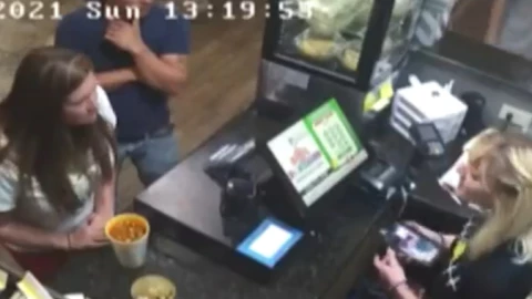 sopa caliente cajera mujer.jpg