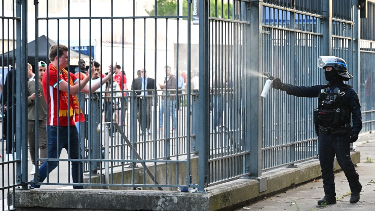 Policías se enfrentan a aficionados en la Final de la Champions League 2022