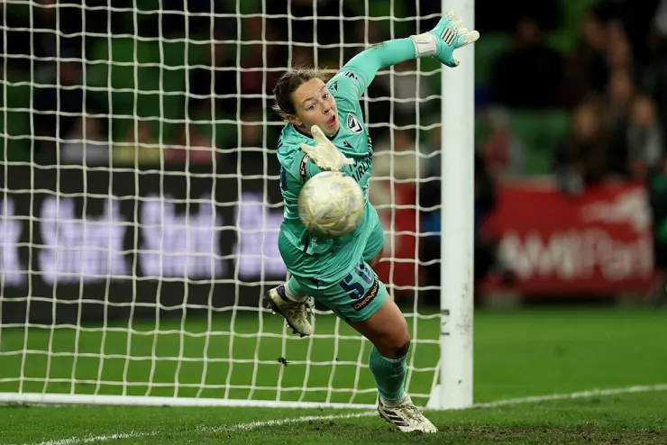 Los arqueros deben tener al menos un pie sobre la línea al momento de la ejecución, según la regla 14 de la FIFA