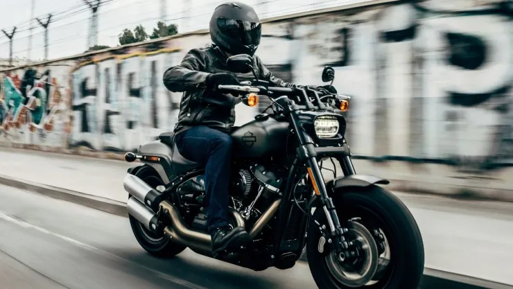 Sacan del ataúd el cuerpo de su amigo y lo llevan a pasear en moto.
