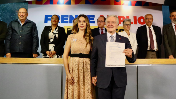 El presidente de la mesa Directiva de la Cámara de Diputados, Santiago Creel Miranda, se registra ante el Comité Organizador del Frente Amplio por México.