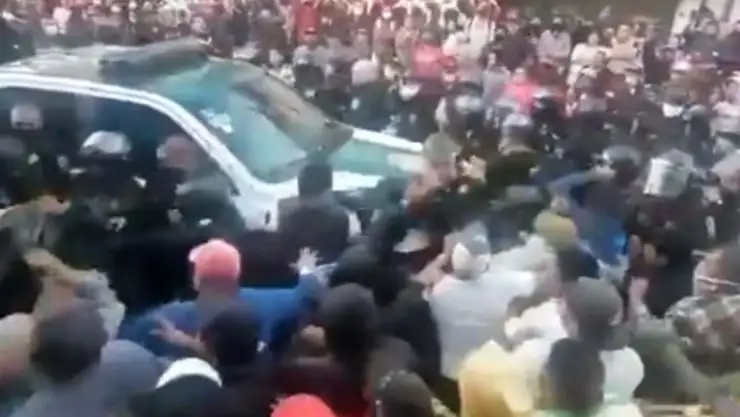 policias rescatan asaltante linchamiento.jpg